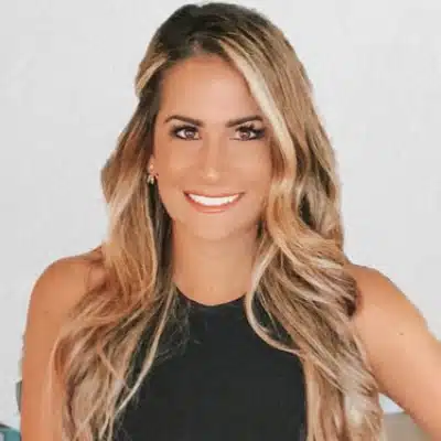 Chelsea Alves is a Senior Content Marketing Specialist at Rio SEO, with expertise in digital marketing, social media marketing, creative writing, and content strategy.